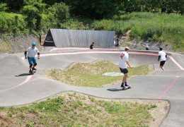 How to skateboard in a pumptrack?